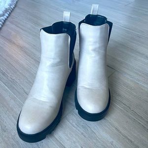 Ladies white Lug boots size 7.5